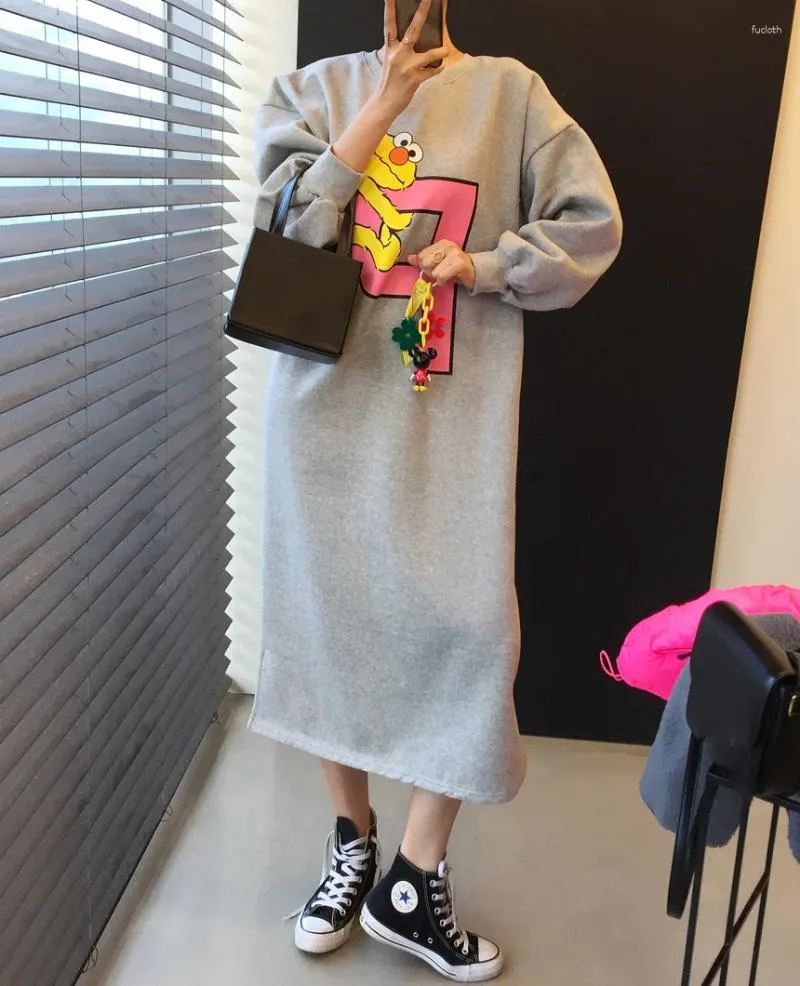 Casual klänningar Sydkorea Dongdaemun 2023 Höst- och vinter vintage brevtryck plus fleece lös långärmad hoodie klänning kvinnlig