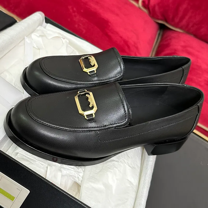 Roger Viver Formal Bottom Shoe Flat Flat Luxury Women Designer Brand Loafers Scarpe in pelle Guida Testa rotonda Lettera di metallo Fibbia Solina Solina Sole Ladies Calfskinshoe