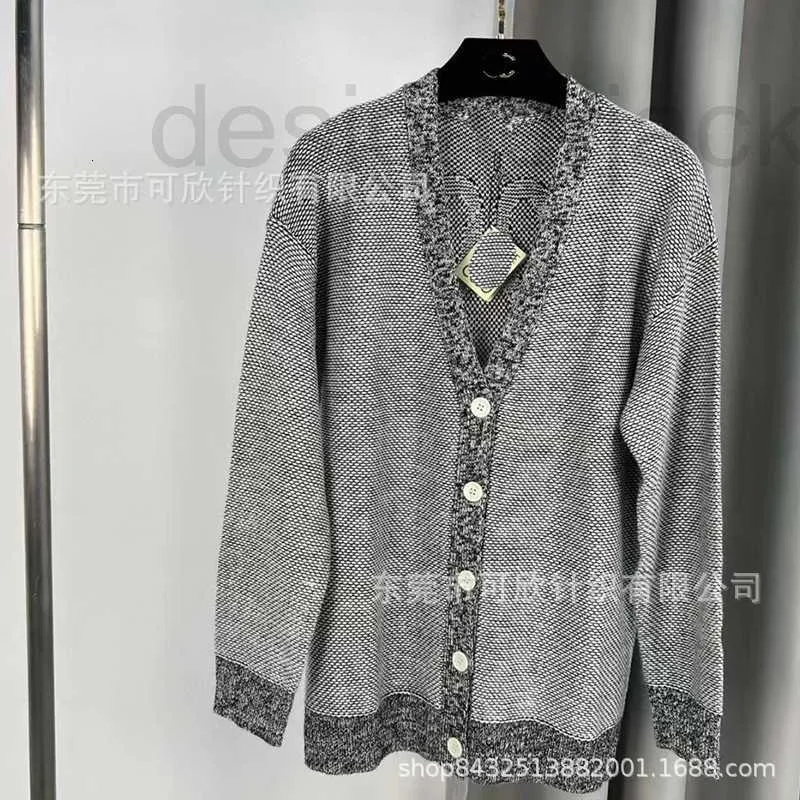 T-shirt da donna di design Cardigan lavorato a maglia con scollo a V a maniche lunghe per uomo donna, top con giacca in maglione di lana stile pigro, autunno 2023 nuovo stile WTVV