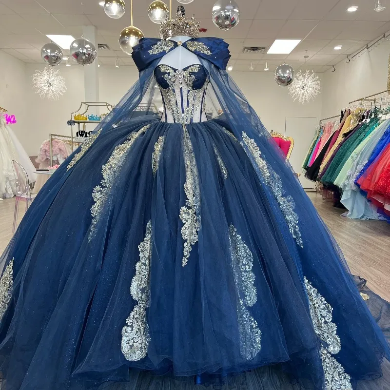 화려한 네이비 블루 퀸 네라 드레스 케이프 볼 가운 공주 생일 파티와 함께 ​​금 아플리케 스위트 16 vestidos de 15 고딕