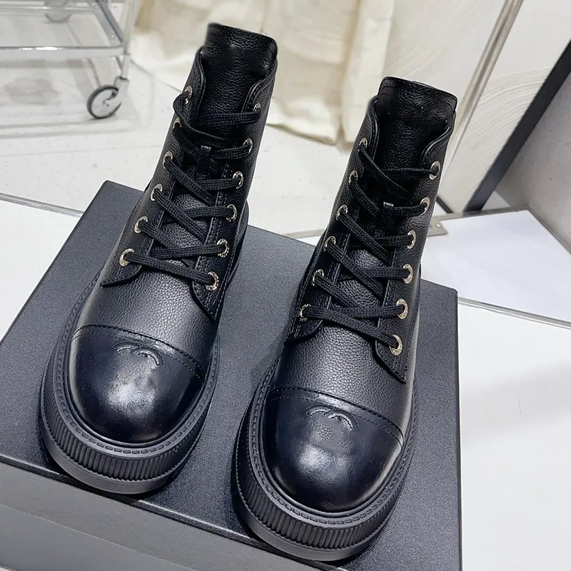 Outono inverno novas botas de fundo plano de luxo feminino designer marca metal botão carta marca martin botas dedo do pé redondo sola grossa aumentada rendas até senhoras bota curta