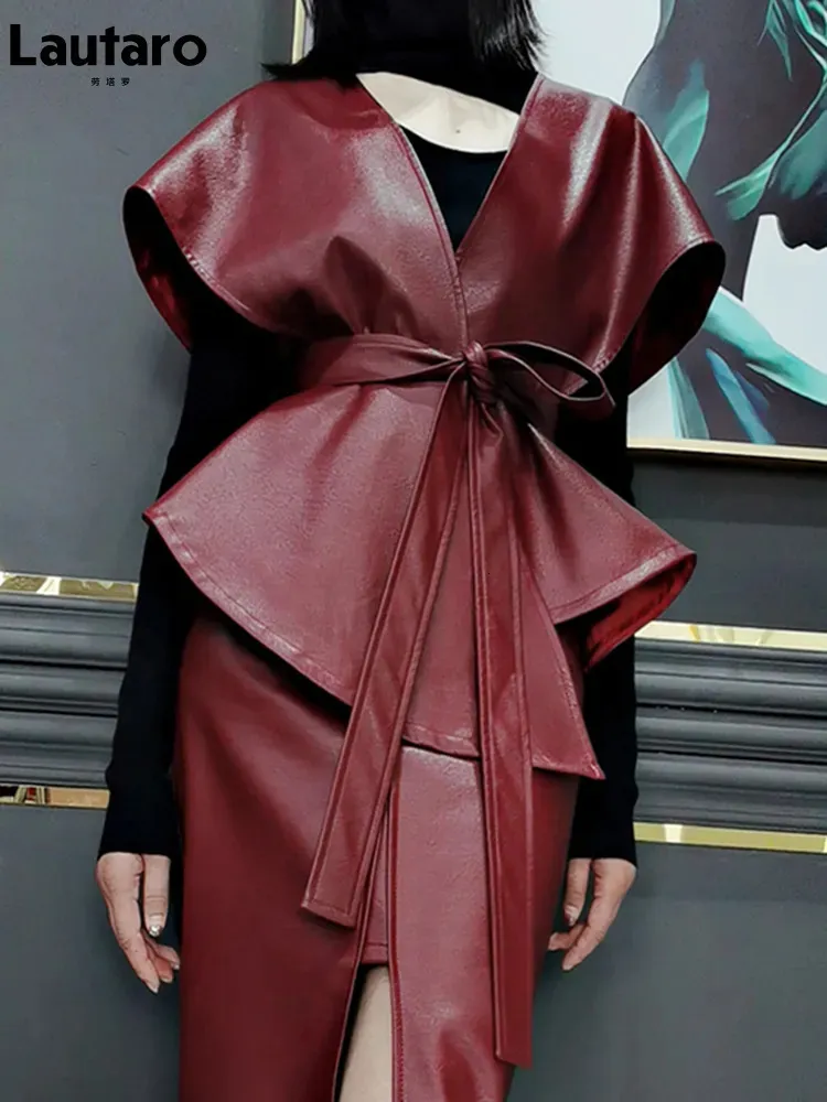 Giacca da donna in pelle finta Lautaro Primavera di lusso Designer Cintura da donna Scialli da vino rosso per mantello gotico Runway Fashion 231011