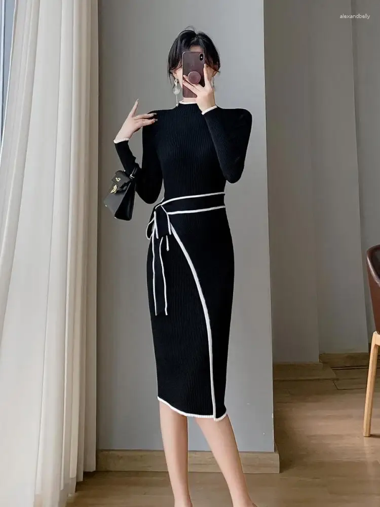 Casual Dresses Korean Fashion Slim Half High Neck Black White Patchwork tröja klänning Kvinnor Elegant långärmad bandage stickad midi