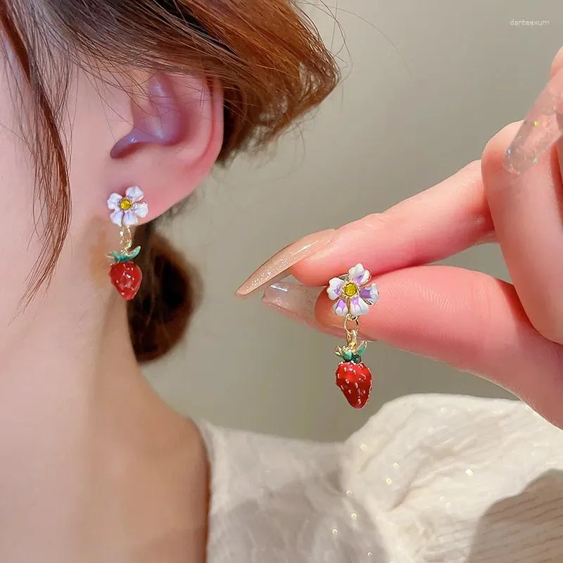 Studörhängen Drop Oil Flower Strawberry Personlighet Fashion Studs Söt temperament Små färska kvinnor