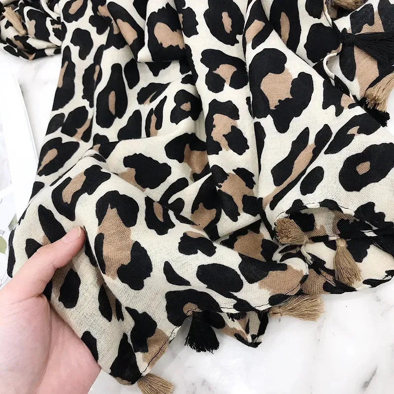 Lenços Design de moda Sexy Leopard Dot Borla Viscose Xaile Lenço de Alta Qualidade Lenço Outono Inverno Foulards Muçulmano Hijab Sjaal 231012