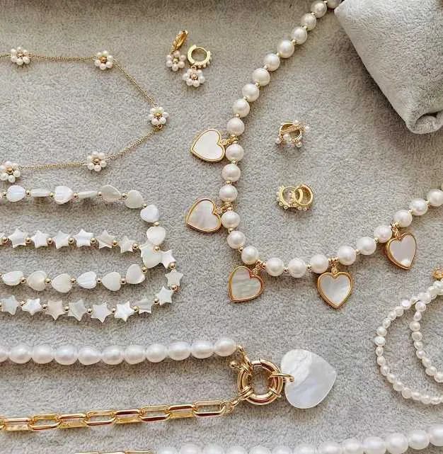 Halsband Pendant Halsband 2022 Designer Dainty Pearl Jewelry 18 K Gold rostfritt stål Trendiga söta Daisy Flower Pearl Necklace Womenl2310.