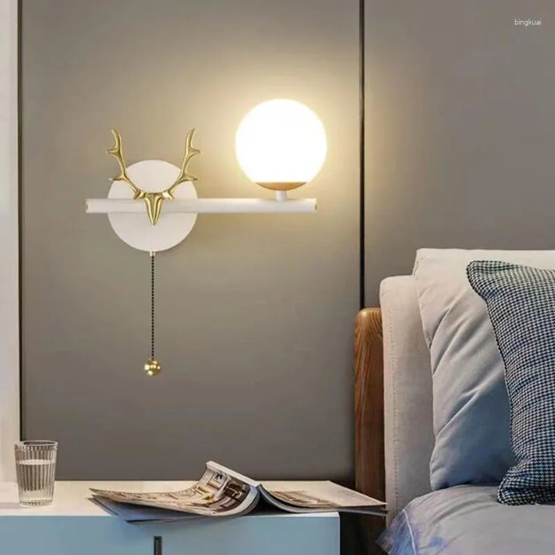 Lampada da parete Nordic Butterfly Glass LED Light Soggiorno moderno Camera da letto Foyer Ball Sconce Lampade con interruttore a tirante Luci per scale sul comodino