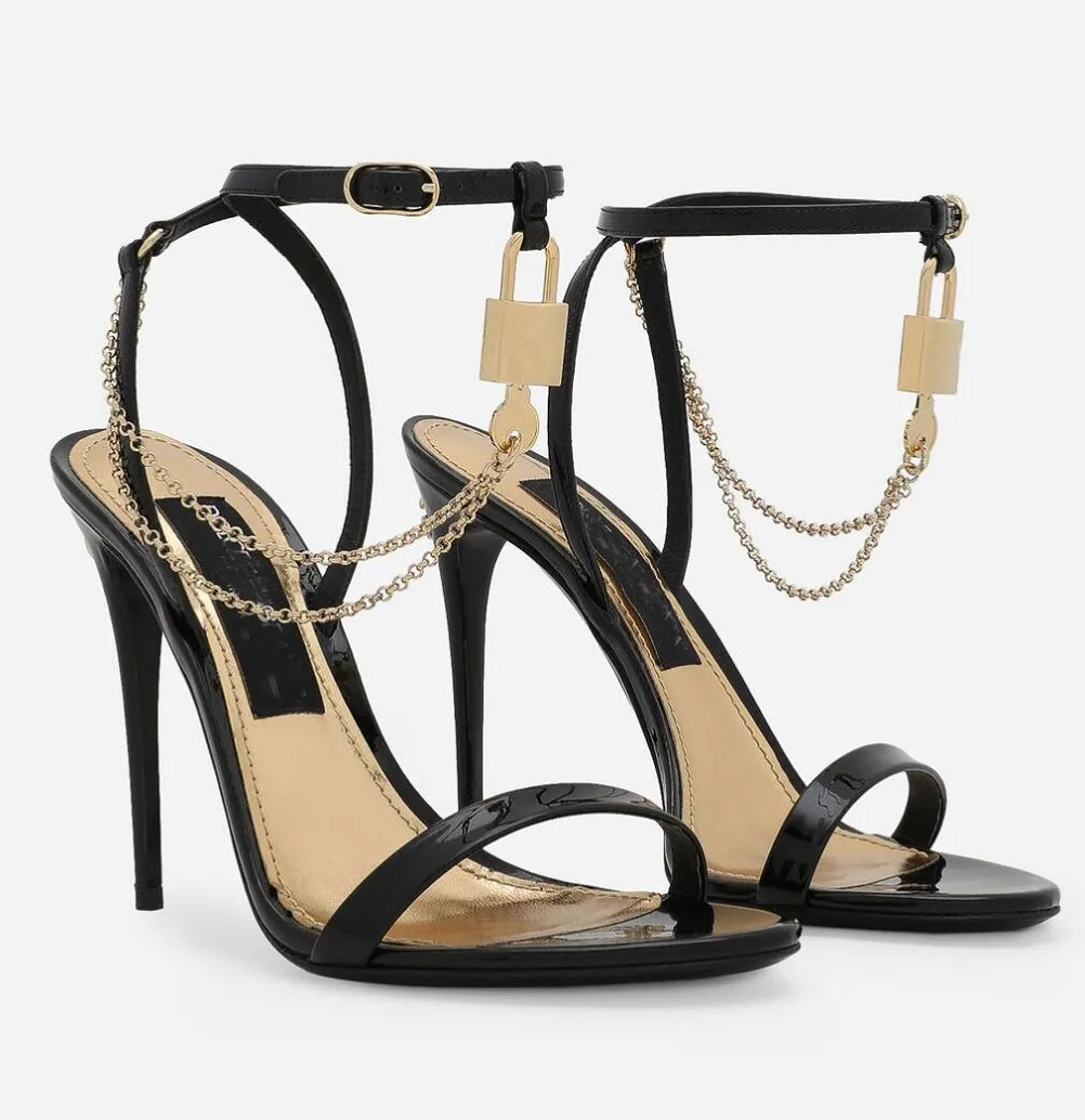 エレガントなブランドKeira Patent Leather Sandals Shoes Polished Calfskin Charm-EmbelliskedチェーンロックキーパーティーウェディングドレスエレガントなポンプEU35-43ボックス付き