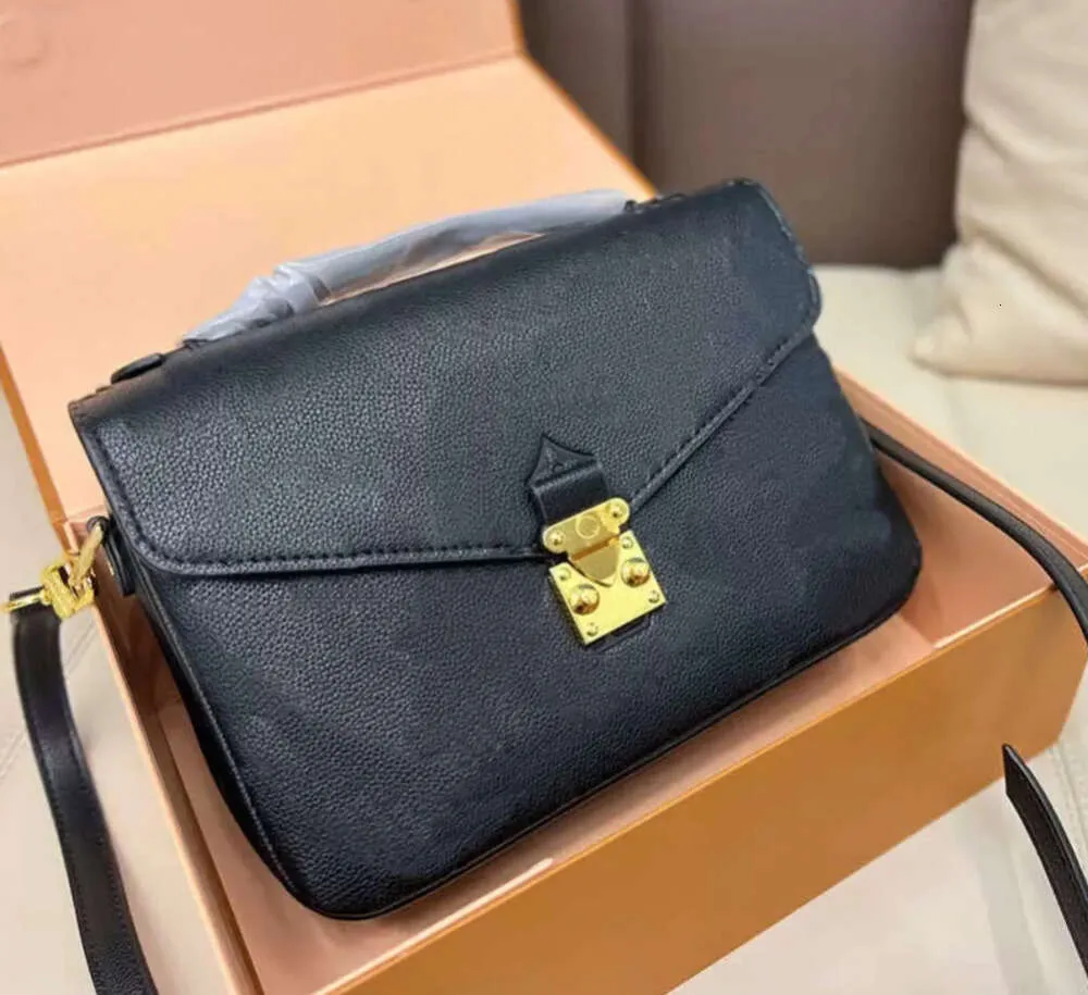 torby na ramię luksusowe projektanci torba wytłaczanie kwiatu pochette kobiety torebka posłańca oryginalna skórzana metis elegancka damska crossbody hql40780 moda