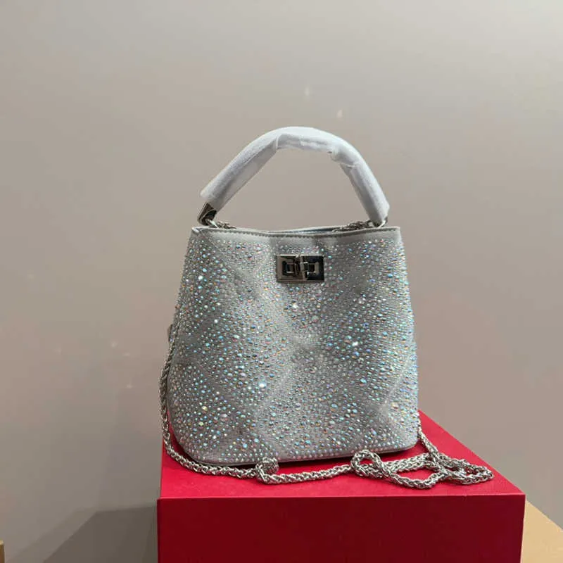 NUOVE borse a secchiello di design di lusso Borsa a tracolla elegante con lettera V con diamanti Borsa a tracolla con tracolla design tinta unita da donna 231013