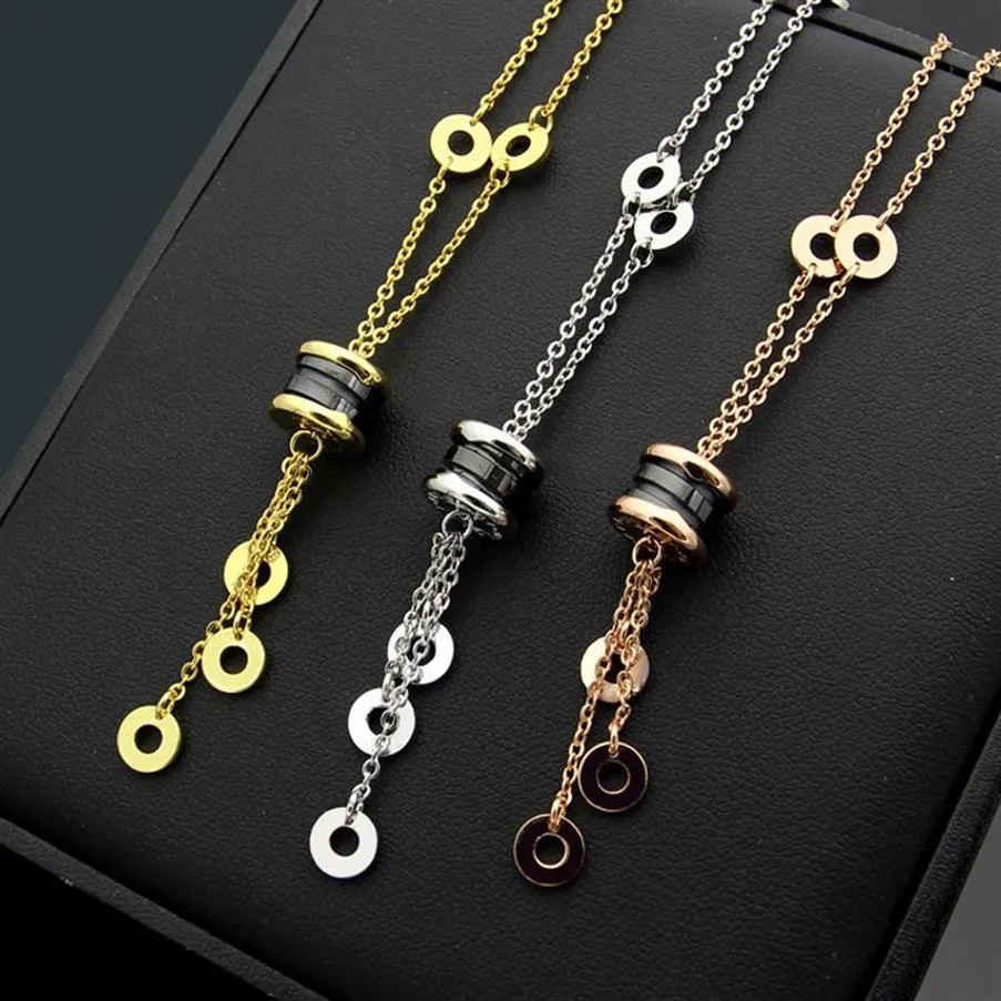 Nieuwe collectie Fashion Lady Titanium stalen kwastjes Belettering 18K vergulde gouden ketting met zwart witte keramische veerhanger Engageme2670