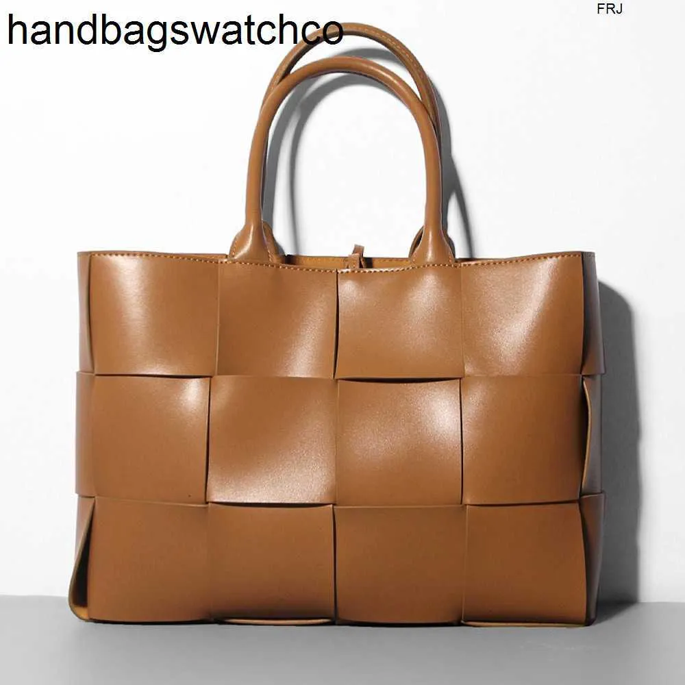 BottegassvenetasハンドバッグArco Tote Bags Invinding Bags Luxuries Designers Mediual本物の革製織り牛ひも容量カシミアハンドバッグf