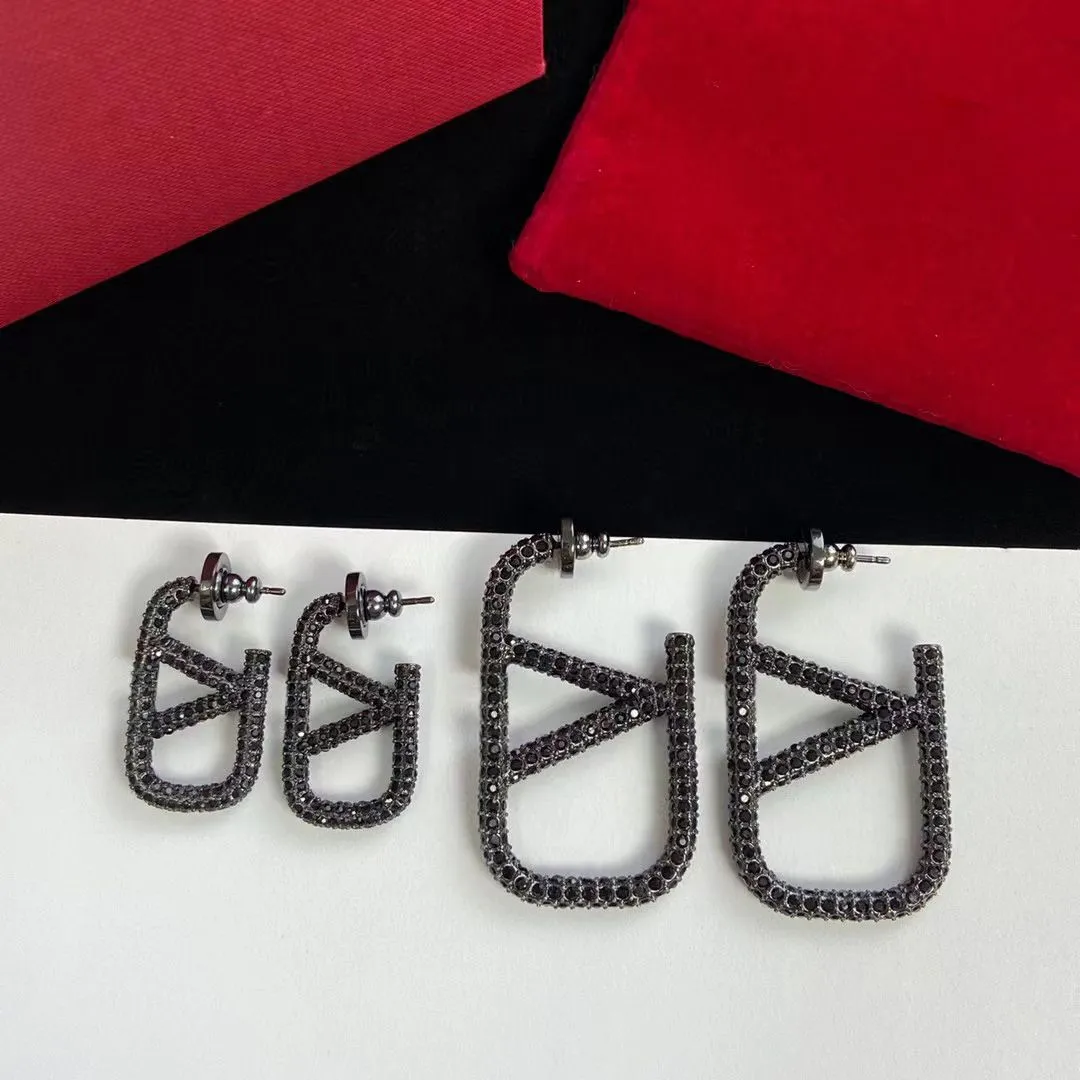 2023 Buchstaben einfache und stimmungsvolle Metallohrringe für modische neue exquisite Ohrringe für Damen