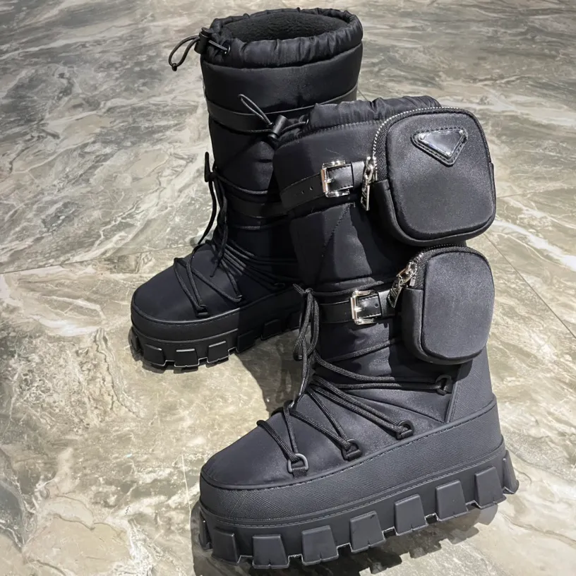 Nylon hoge Monolith Combat Ski-sneeuwlaarzen Instapper met driehoekig logo Dikke hak, halfhoge laars Ronde neus luxe damesontwerper Mode Veterschoenen fabrieksschoeisel