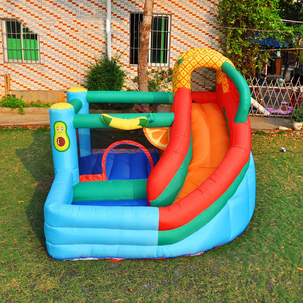 Castello Gonfiabile per Bambini Casa di Rimbalzo Scivolo Salto Buttafuori Scivolo Trampolino per Giochi all'aperto al Coperto con Ventilatore Anguria Banana Frutta Tema Casetta da Gioco Giocattoli