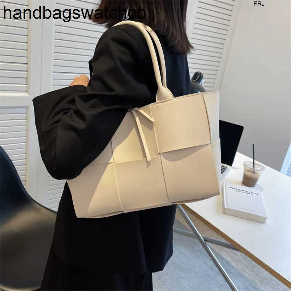 BottegassVenetas Handbags Arco Tote Bag Botegss Ventss Bags for Women Online Store Wholesale Womens Large Capacity Shoulder Bag Woven Shopping Fashion Versatile w