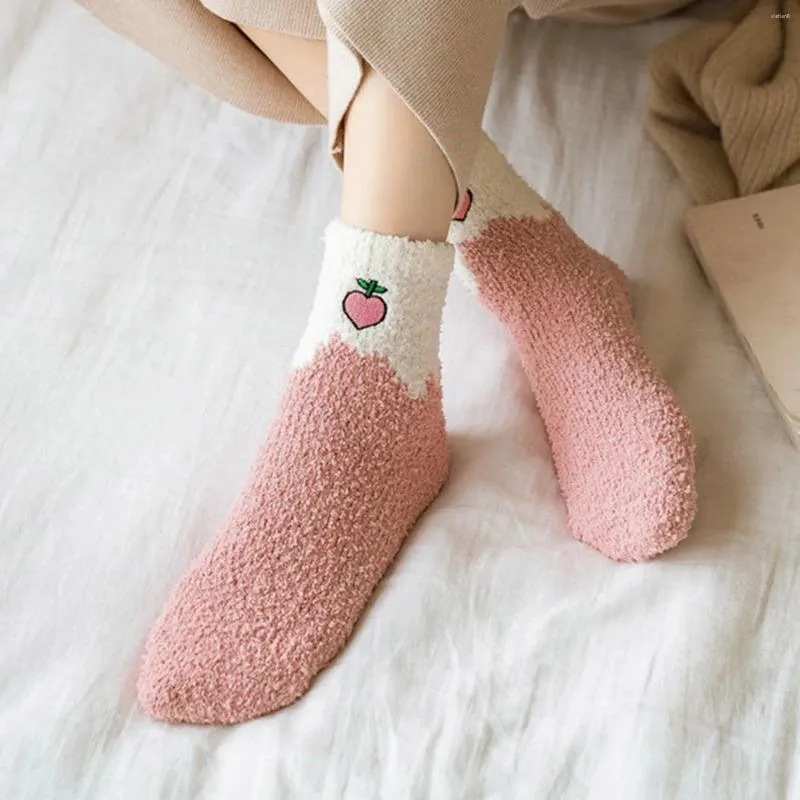 Chaussettes en velours de corail pour femmes, douces et confortables, mode de couchage, mignons fruits au lait brodés épais pour la maison, automne et hiver