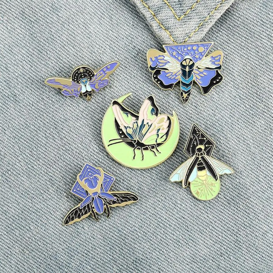 Cartoon Emaille Noctilucence Broche Fluorescerende Insect Mot Firefly Pins Unisex Vlinder Legering Anti-licht Gesp Badge Ornamenten A311w