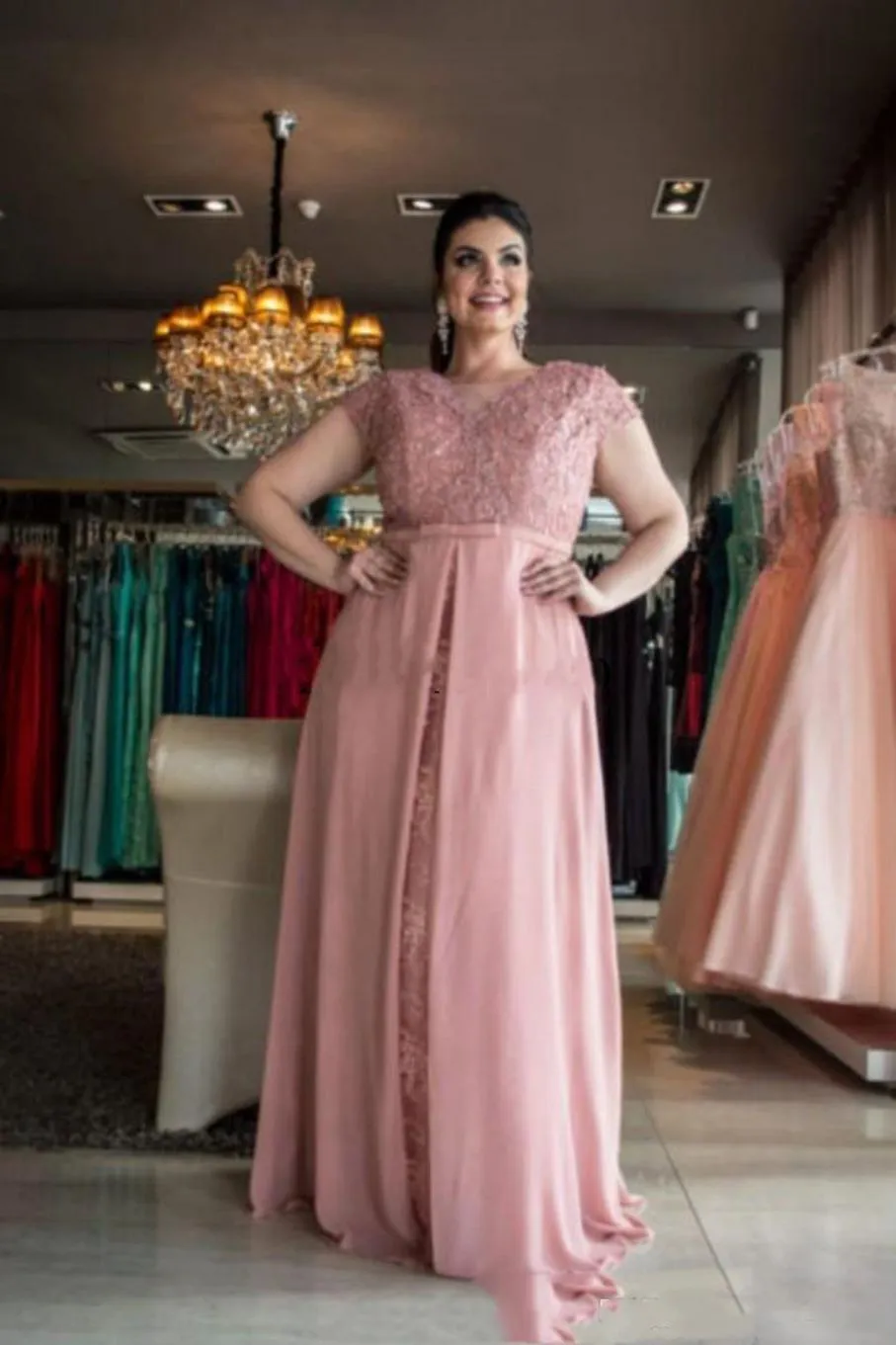 Plus -storlek Mor till brudklänningarna Kort ärmspetsapplikationer Chiffon Plus Size Women Wedding Gästkvällsklänningar