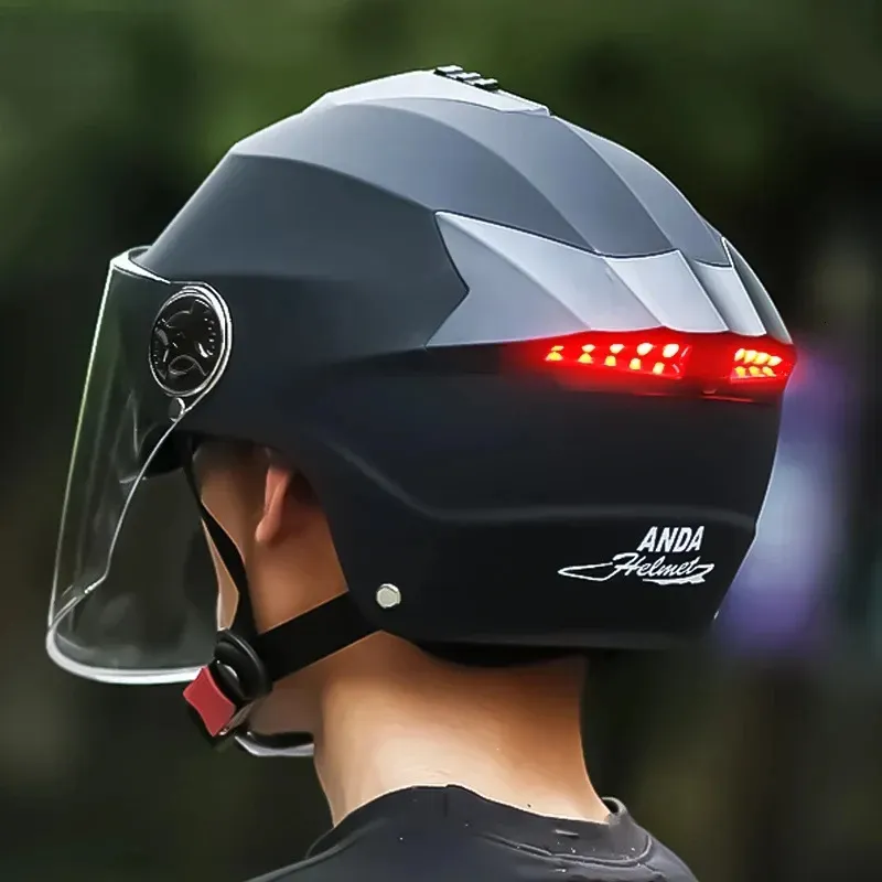 Caschi da ciclismo Moto con luci a LED Casco per ciclomotore Scooter elettrico per uomo Donna Doppia visiera Ricaricabile Luce per bicicletta 231013