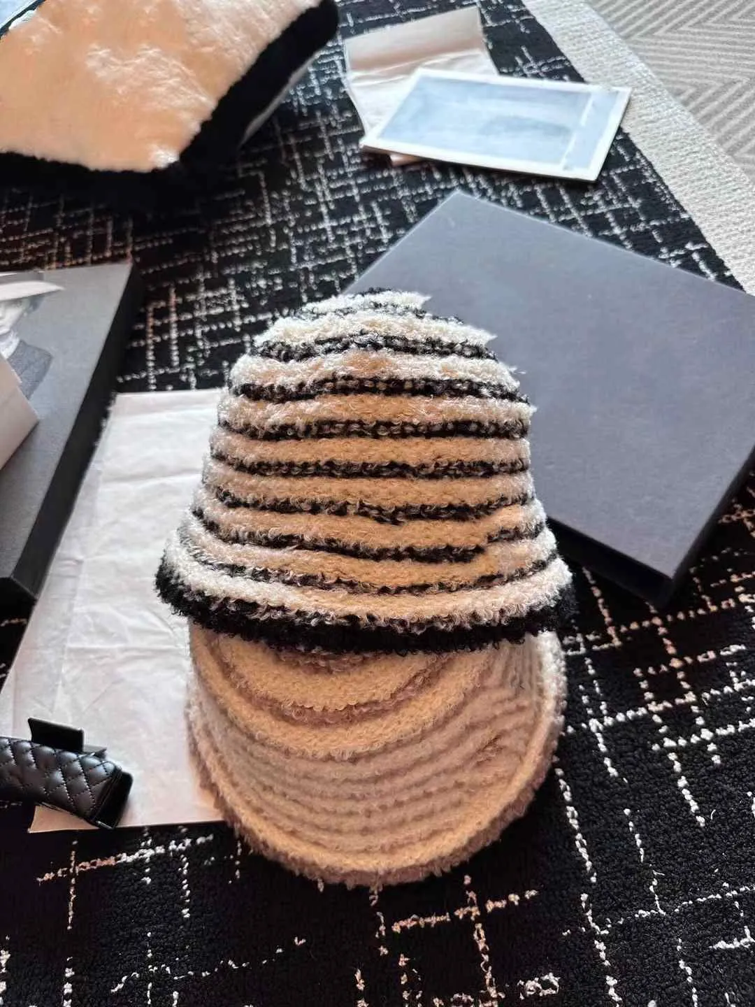 Tecido essencial para o outono e inverno, chapéu de balde listrado grosso e elegante
