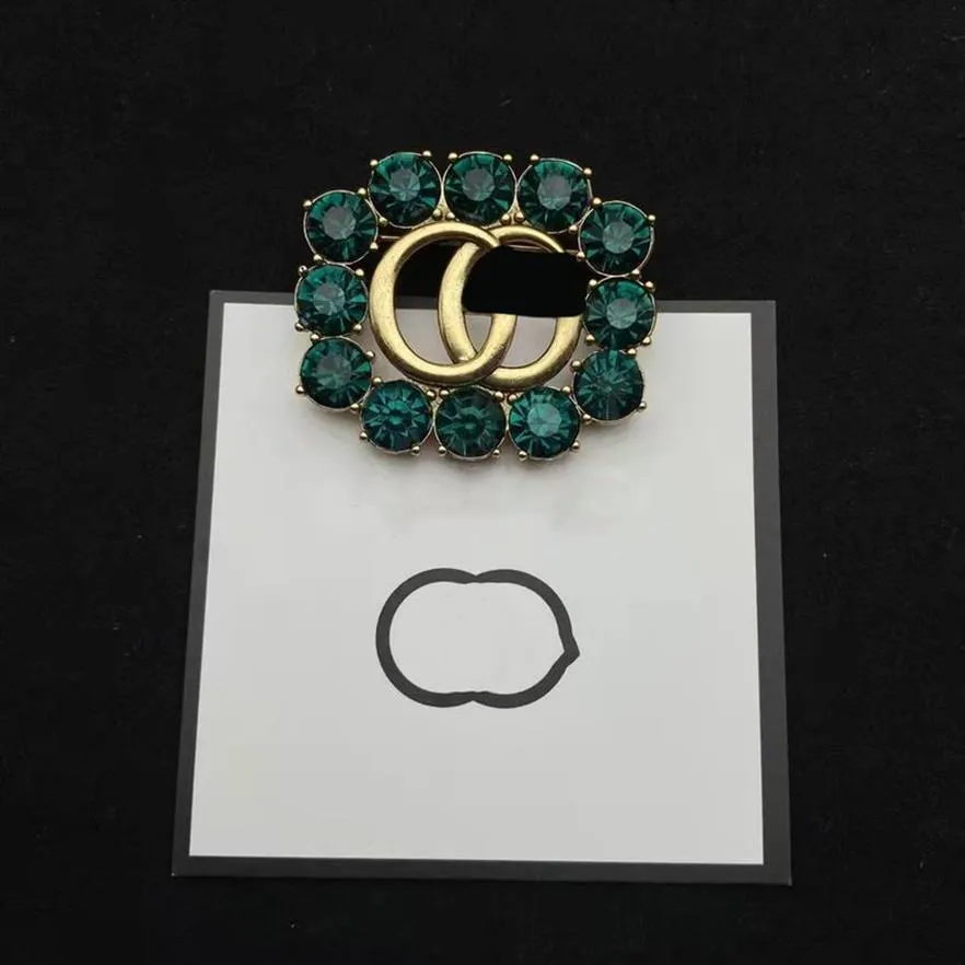 Mode-Design Berühmte Gold Marke Luxurys Desinger Brosche Frauen Kupfer Strass Perle Brief Brief Broschen Anzug Pin Schmuck Clo266n