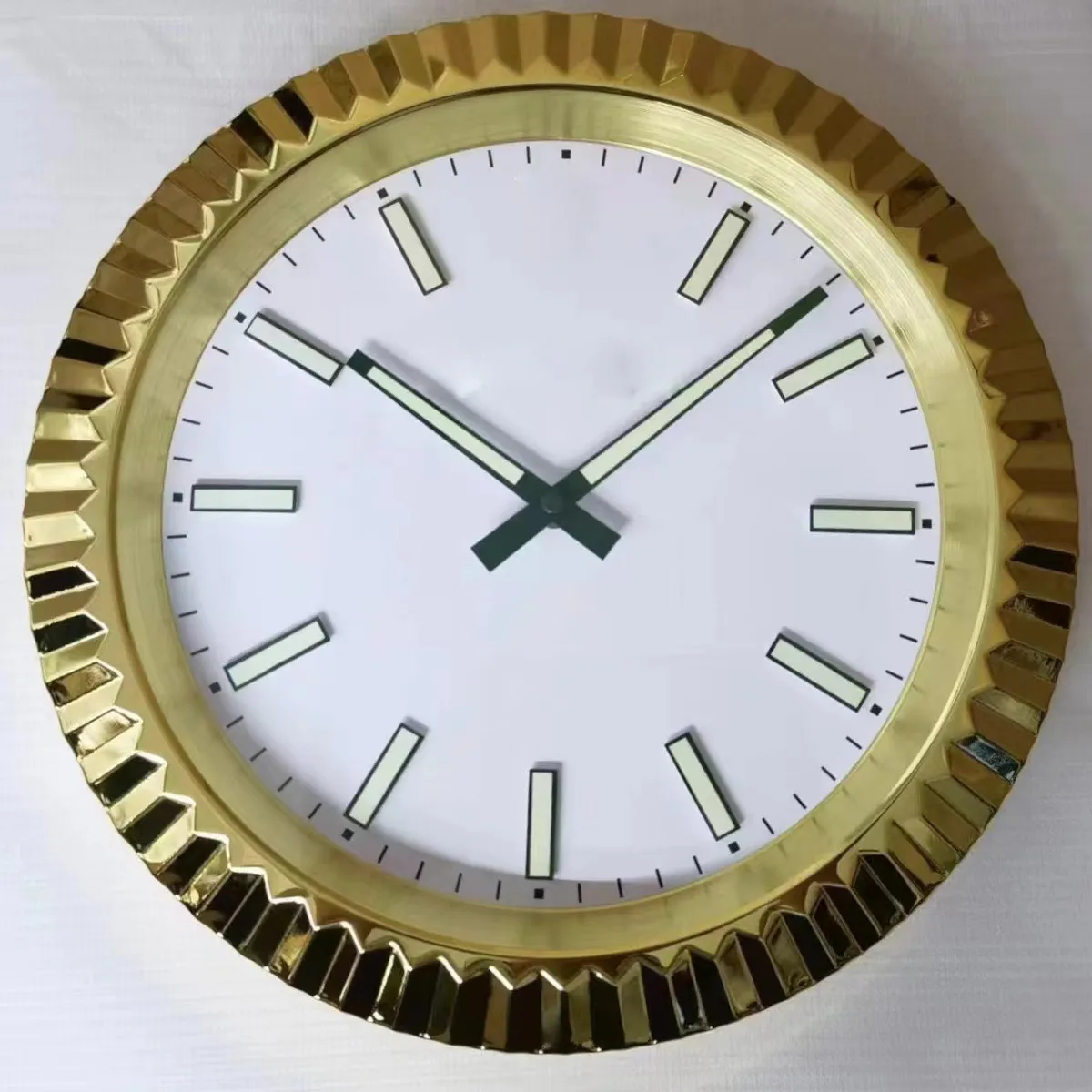 Relógio de parede de luxo metal moda relógios de parede dourados breve arte grande relógio sala de estar silencioso quartzo reloj de pared ouro decoração de casa luminosa 13,5 polegadas