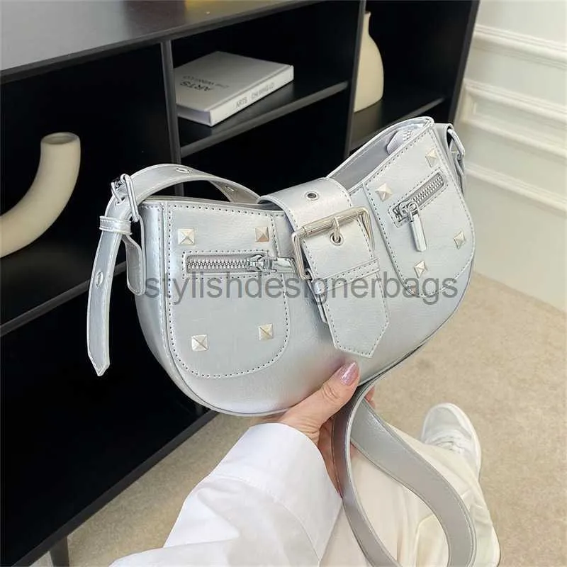 Axelväskor 2023 Ny sommar enkel och väska mode nit handväska personlig axel crossbody bagstylishdesignerbags