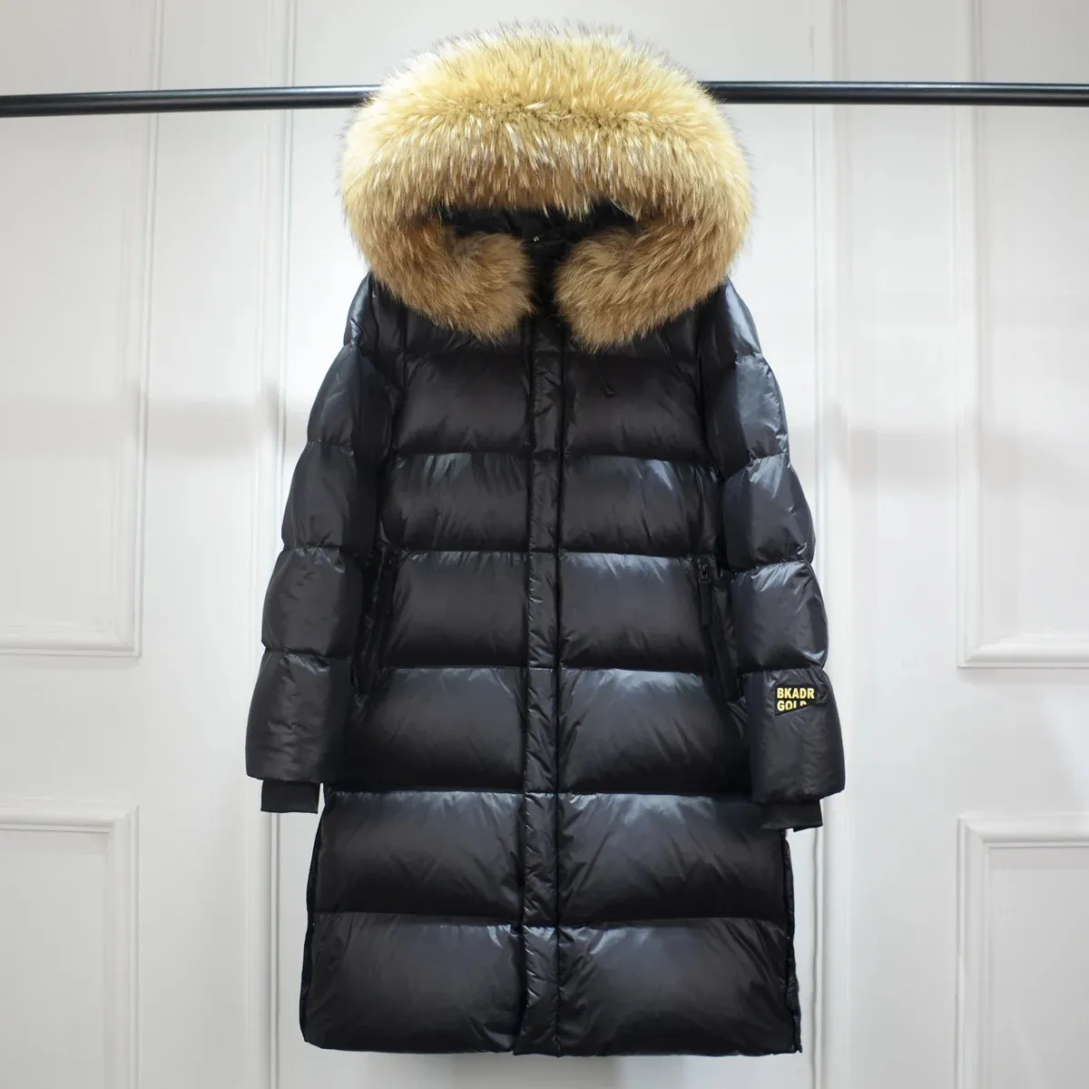 Vraie De Raton Laveur Pour Femmes Capuchon Brillant Brillant A Puffleur Long De La Veste En Hiver Epais Coat De Canard Epais Avec Ceinture 2024 Du 109 87 DHgate