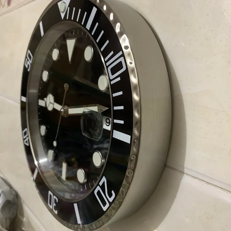 Orologio da parete di lusso con data Orologi da parete con lente d'ingrandimento dal design moderno in metallo Orologio grande nero con megaloscopio Quarzo super silenzioso Reloj De Pared Decorazione domestica Luminosa