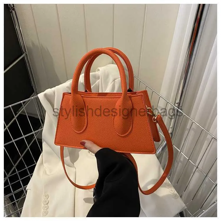 Axelväskor 2023 sommar ny crossbody väska fashionabla och fashionabla handhållna väska kvinnors enkla och populära avslappnade axel bagstylishdesignerbags