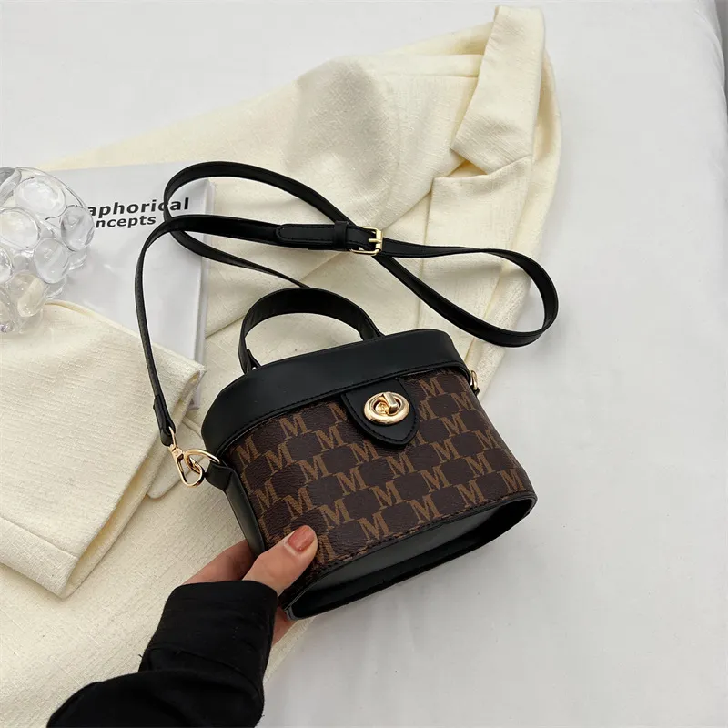 Модная текстурная маленькая сумка женская Джокер 2023, новая популярная сумка-мессенджер женская портативная сумка-ведро