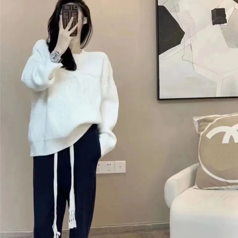 Chanals Autumn Explosion of Luxury Korean Network Röd bröstkorg CC Designtröja Allt Lazy Style Solid Color Chan Clothing CC Sweater 6270