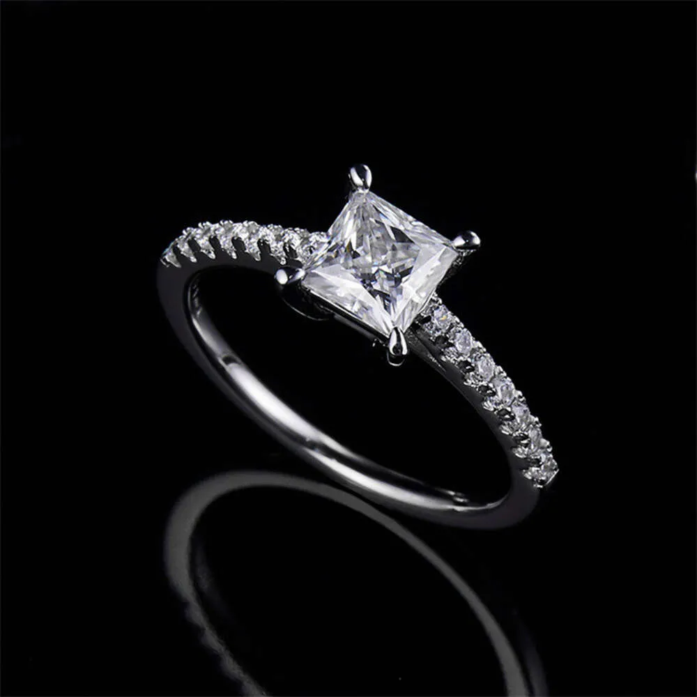 Mode classique 2023 Nouvelle lumière de luxe Ins Petite bague en moissanite d'un ct en argent sterling 925 Bague en diamant carré avec sens avancé Saint Valentin