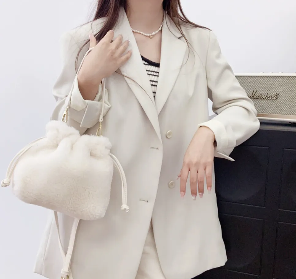 Sac en peluche pour femmes, nouvelle Version tendance, polyvalent, asymétrique épaule Oblique, sac seau de haute qualité, Style blanc, décontracté