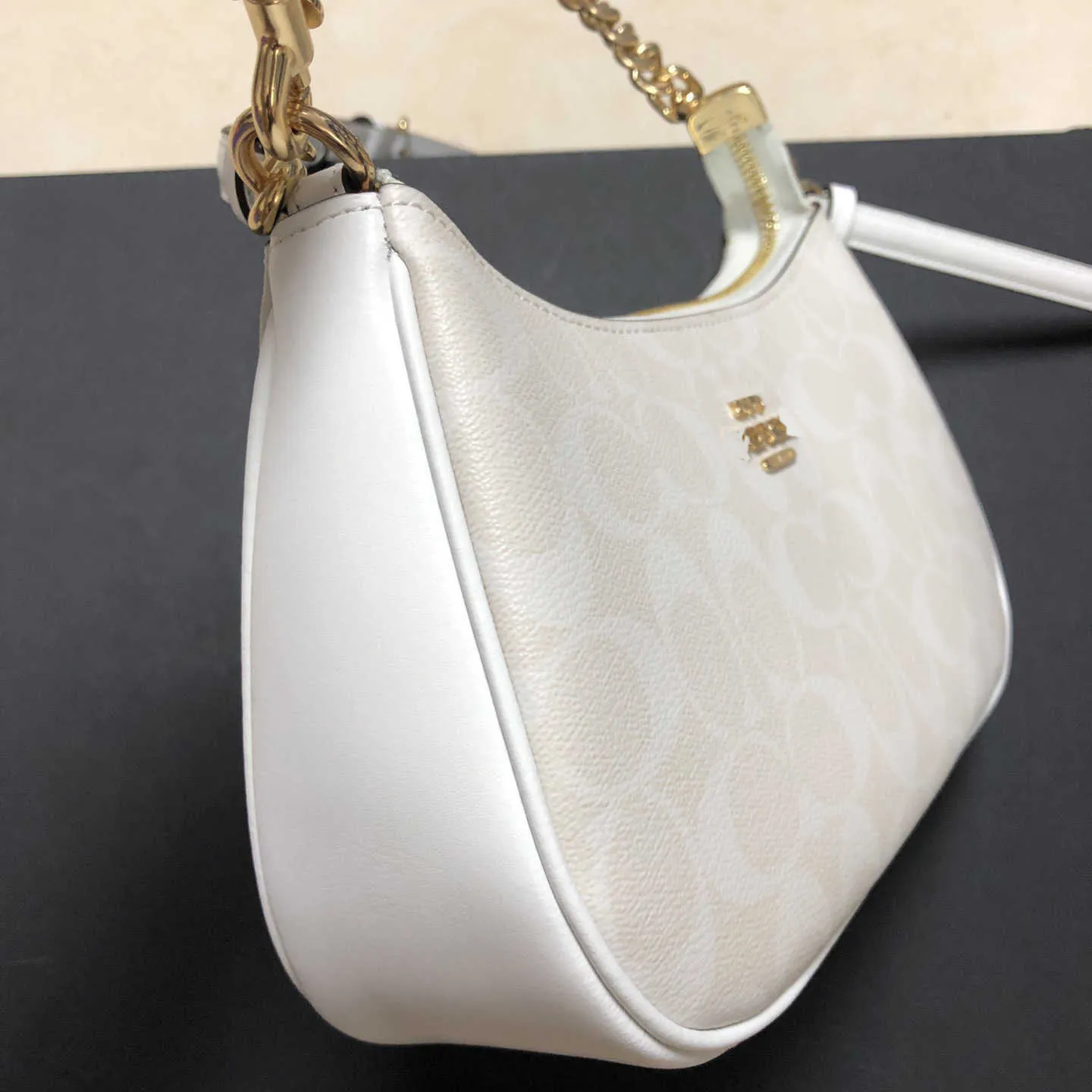 WHITE CROSSBODY BAG WITH GOLD CHAIN – Le Obsession Boutique