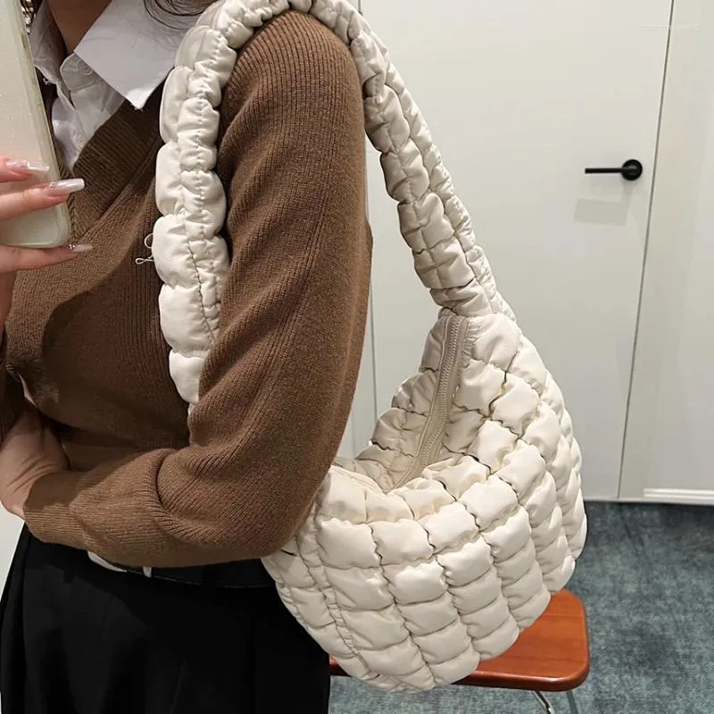 Avondtassen Japanse gewatteerde geborduurde draad Dames onderarmtas Mode Bubble Pleatd Schouder Winter Gezwollen Designer Tote Handtassen
