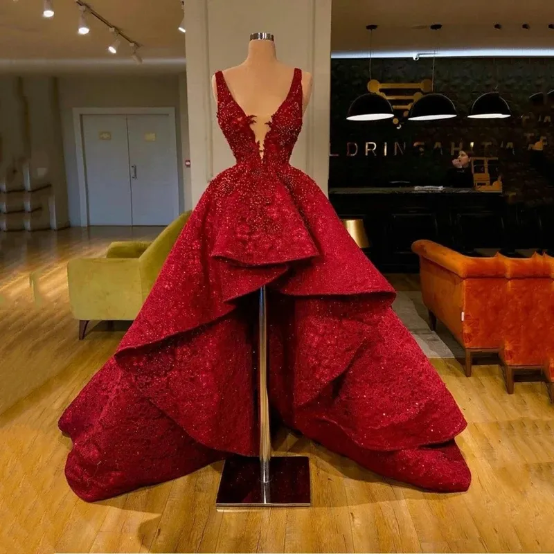 Haut bas rouge foncé robes de bal à volants train dentelle pailletée col en V profond robe de célébrité robes de mariée perles appliques robes de soirée de luxe