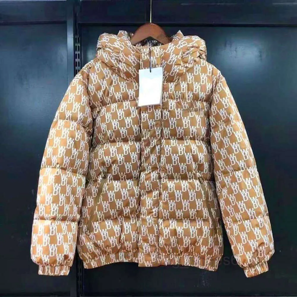 Cappotto in piumino d'anatra bianco spesso con cappuccio autunno e inverno con lettera stampata. Piumino d'anatra bianco imbottito morbido e caldo allo stesso modo per uomini e donne. CC