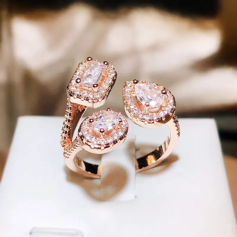 2023 Choucong varumärke bröllopsringar lyxiga smycken 925 Sterling Silver Rose Gold Fill Princess Cut White Topaz Cz Diamond Gemstones Party Women Engagement Open Ring