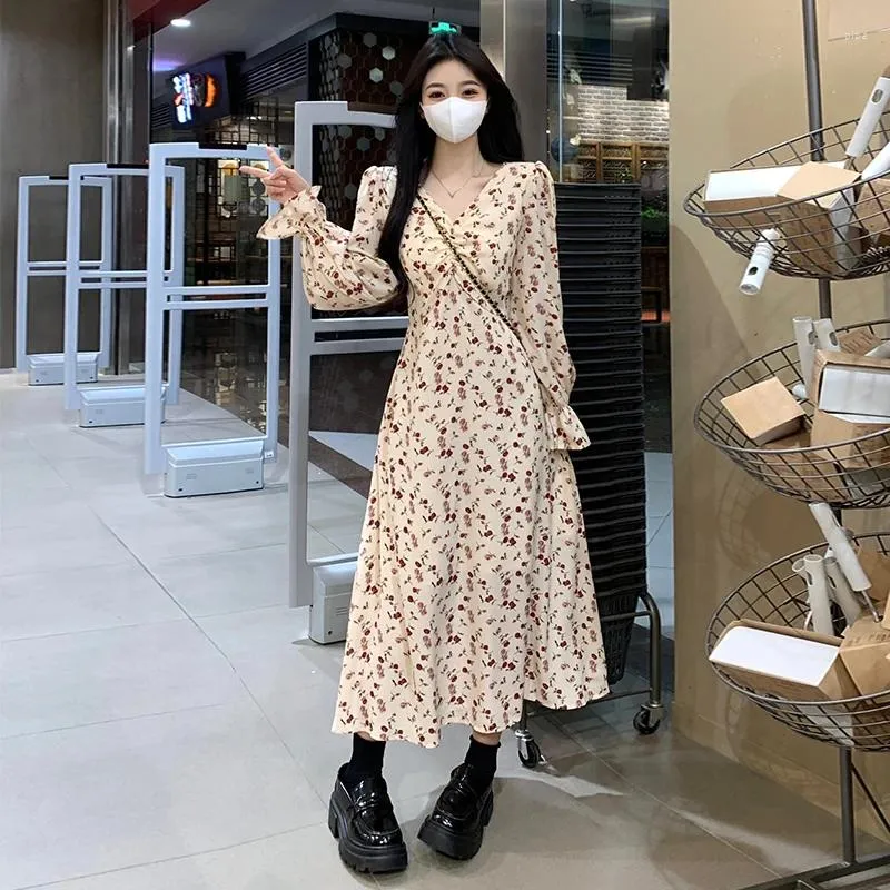 Casual klänningar stor storlek Kvinnokläder 2023 Autumn Chiffon Collar Floral Dress Fat Girl Belly Covering Line Kjol Long