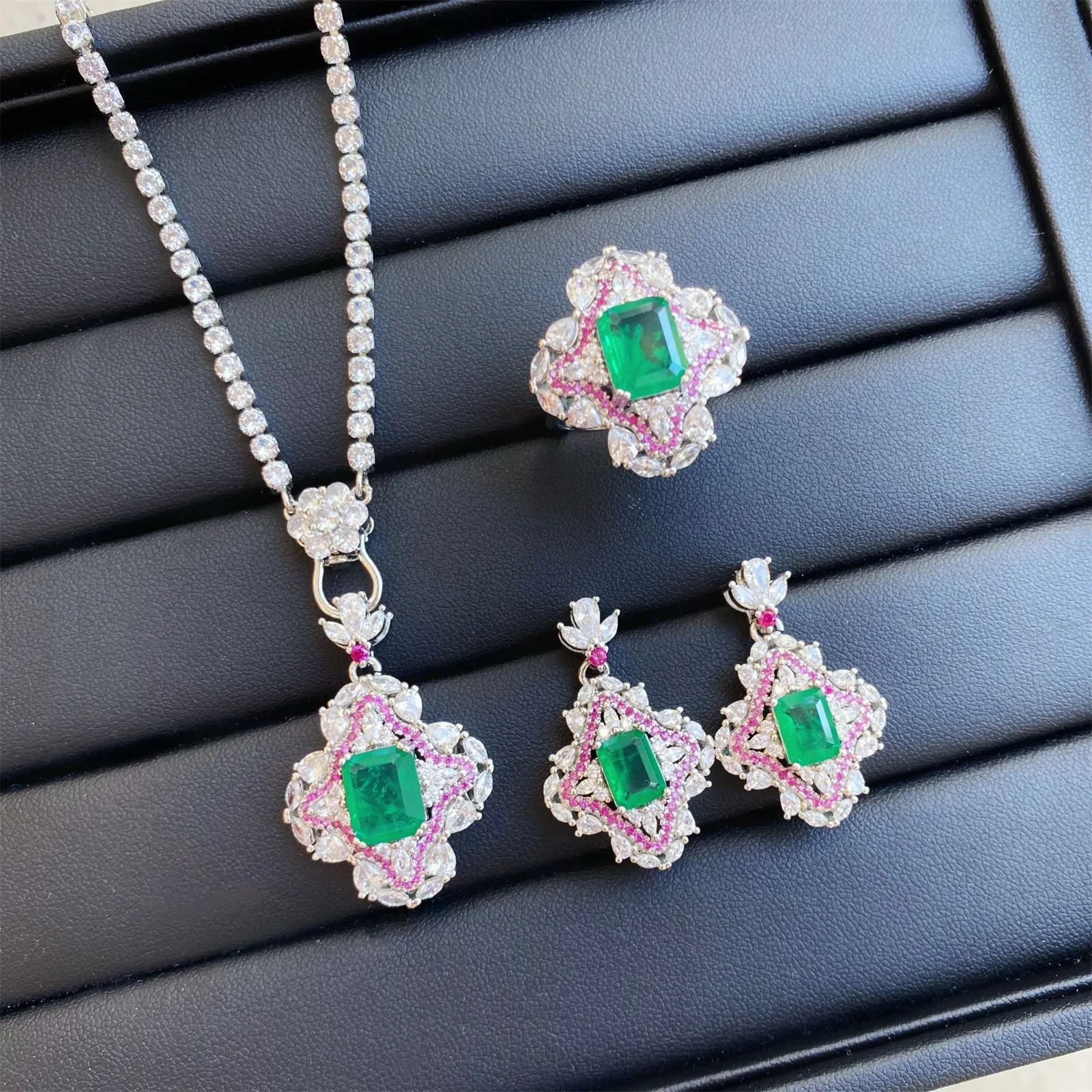 Kvinnor bröllop smycken set imiterade smaragd turmalin grön kristall zirkon diamant fyrkantig öppning ring hänge halsband örhängen studs nyårspart