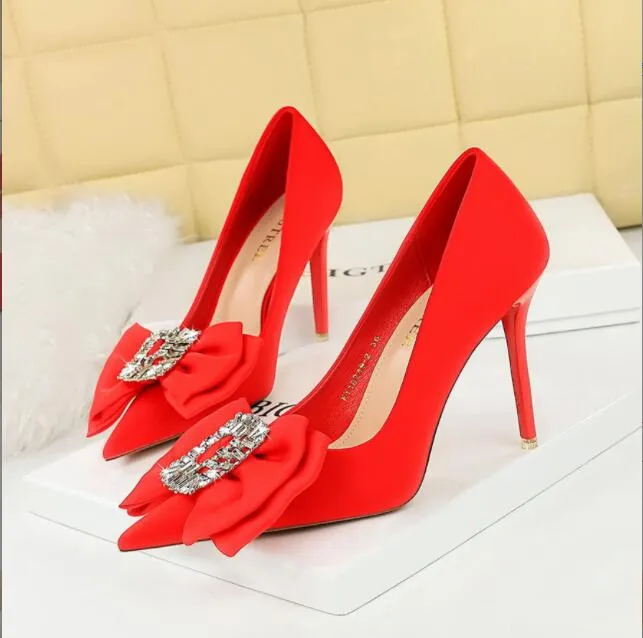 Jedwabne satynowe kobiety pompują Bowknot High Heels Rhinestone Dekoracja szpilki Czerwone kobiety buty ślubne na pięcie