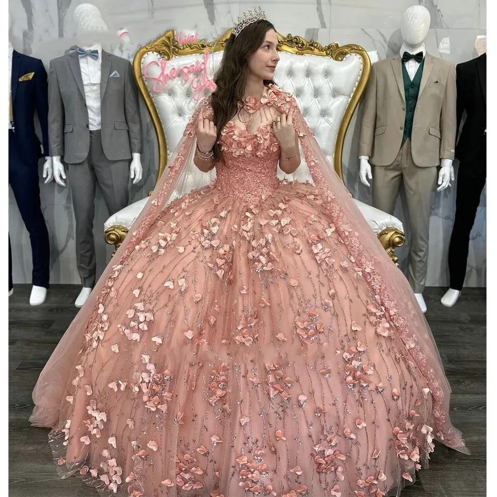 Goud Rose 3D Bloemen Lovertjes Crystal Baljurk Quinceanera Jurk met Cape Applicaties Kralen Kwastje Corset Vestidos De XV Anos