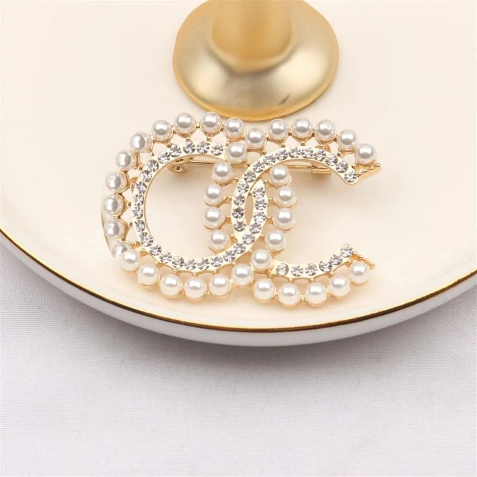 Luksusowe kobiety projektanckie marka Letter Brawoles 18K Gold Splated InLay Crystal Rhinestone Biżuteria broszka Pearl Pin Pelel Pin Market Christmas 269Q