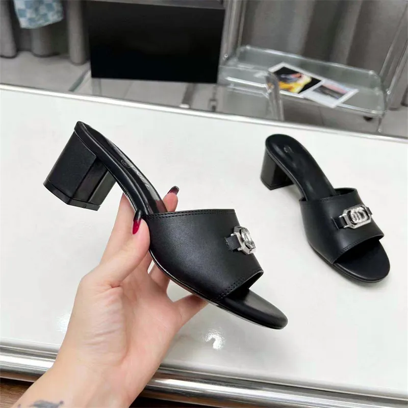 Leather women`s mid-heel slippers Summer Luxury Designer Fashion chunky heels Buckle Sandals Hotel Comfortable Flat Soft drag High quality line tow box 6cm heel