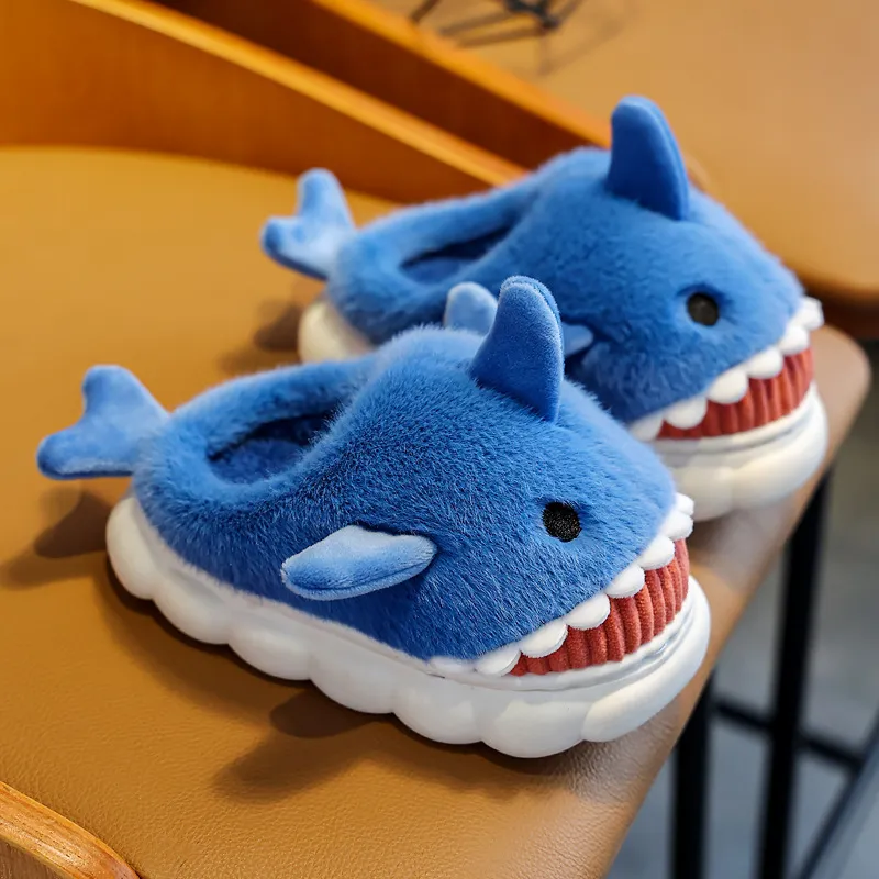 Pantoufles d'hiver en coton pour enfants, garçons et filles, dessin animé mignon requin, personnalité, pantoufles chaudes et épaisses en peluche, bleu