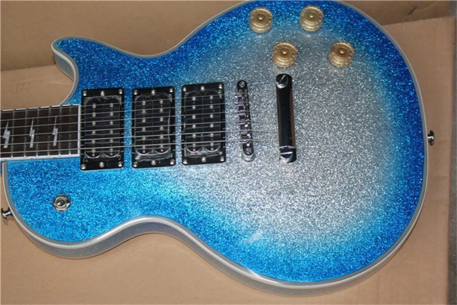 Venta caliente Lanzamiento de nuevo producto Guitarra eléctrica de moda colorida azul de alta calidad