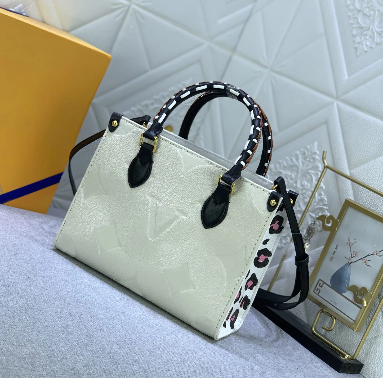 Bolso de mano de diseñador para mujer Luxurys OnTheGo Bolsos Clásicos Flores en relieve Bolsas de compras Bolsas de compras de cuero de primera calidad Moda Leopardo Bolso de maquillaje de noche