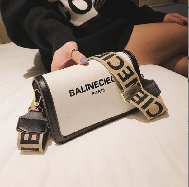 女性のためのクロスボディバッグデザイナーの豪華なカジュアルレターワイドストラップ肩のメッセンジャーバッグ女性財布とハンドバッグ19-15-7cm